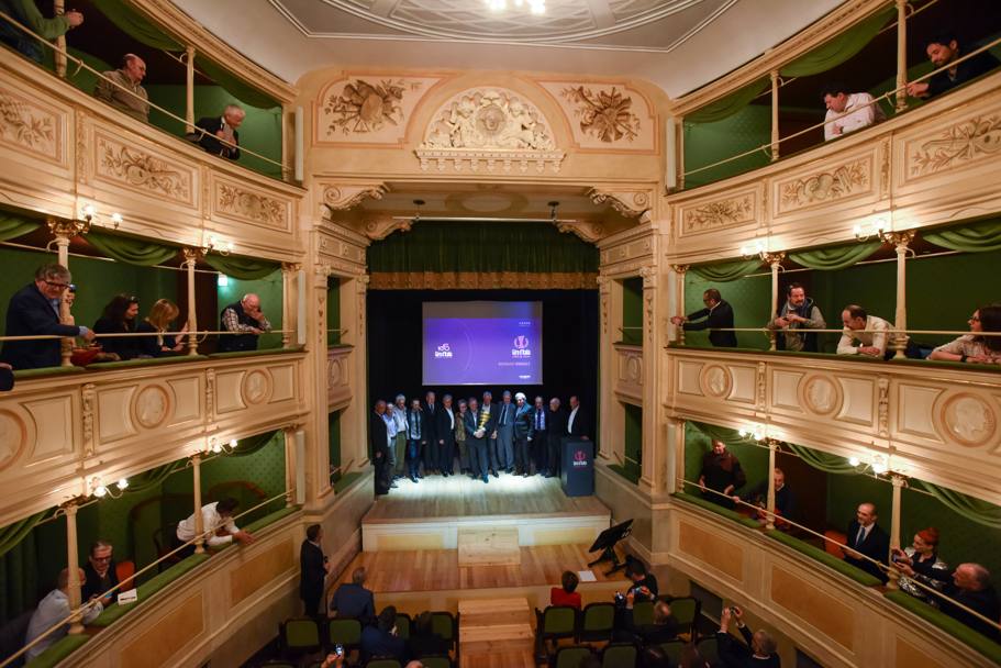 Il Teatro Gerolamo di Milano, costruito nel 1868, appena restaurato e considerato la Piccola Scala per i particolari del suo interno, ha accolto l’ingresso di Bernard Hinault nella Hall of Fame del Giro. Il bretone succede a Merckx 2012, Gimondi 2013, Roche 2014, Moser 2015 e Baldini 2016. Fotoservizio Bettini